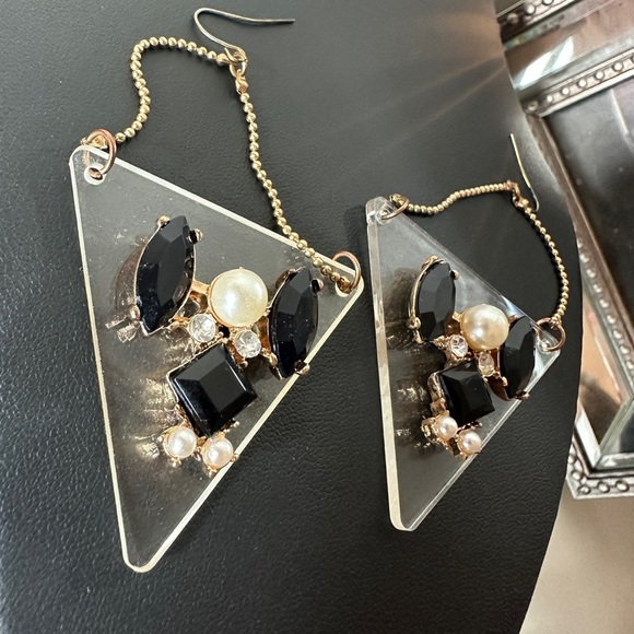 Statement piece Geometric triangle pearl and black gem dangle earrings - Picture 3 of 6